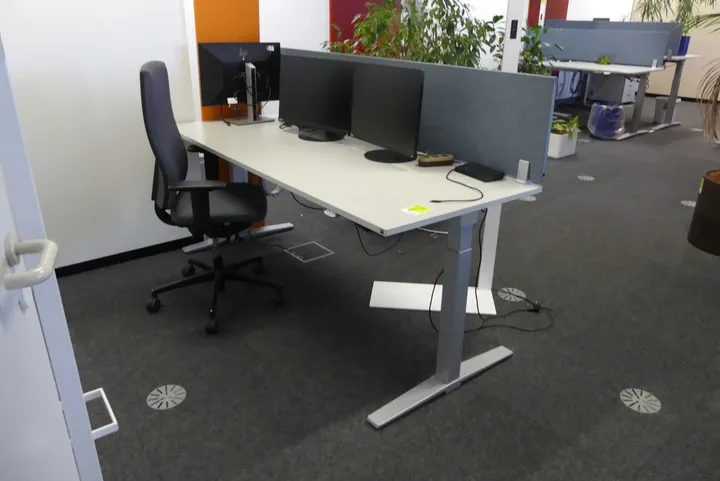 Elektrisch höhenverstellbarer Schreibtisch mit Trennwand und Bürostuhl Maße in cm ca. 200 x 80